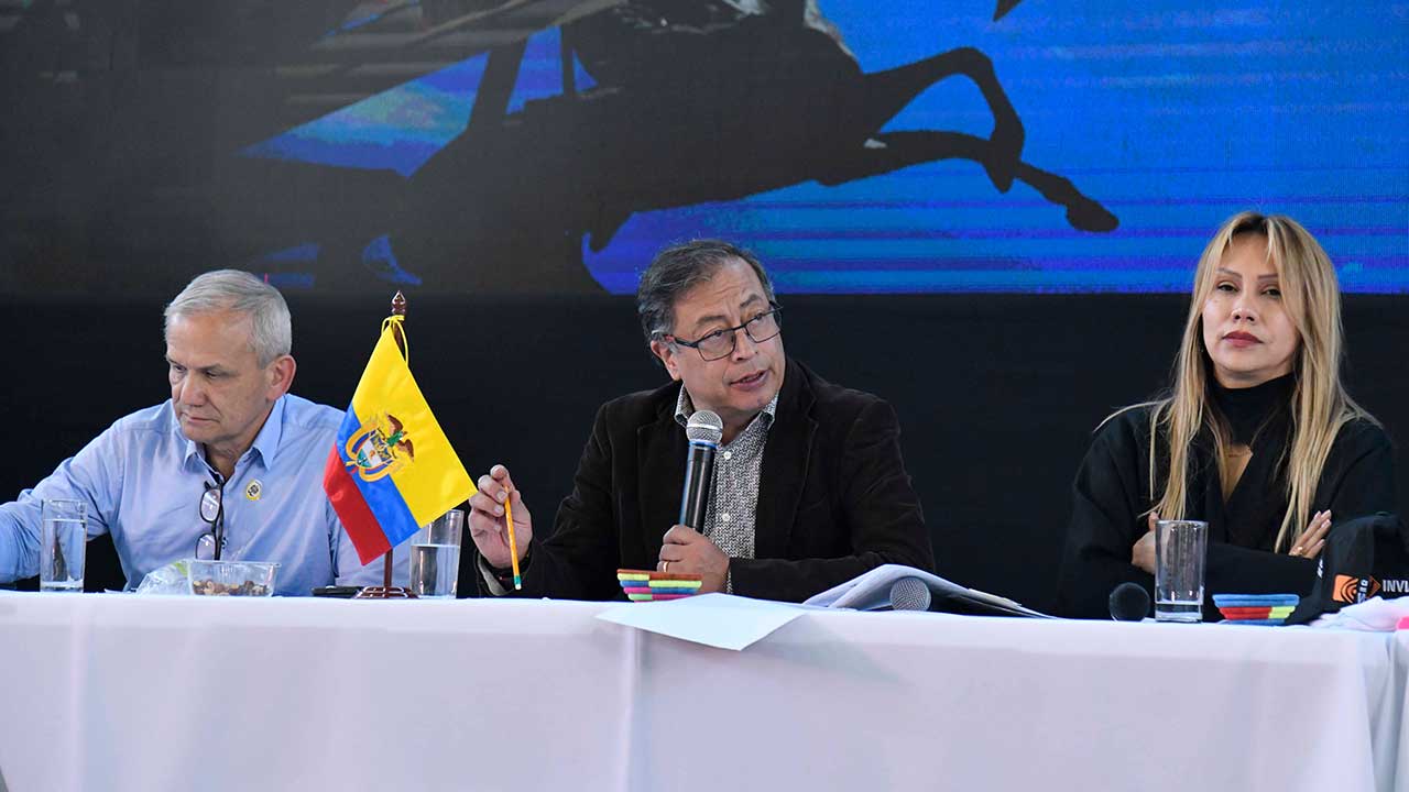 Presidente Gustavo Petro en compañía de Consejera Presidencial para las Regiones, Sandra Liliana Ortiz, en el ‘Gobierno Escucha’