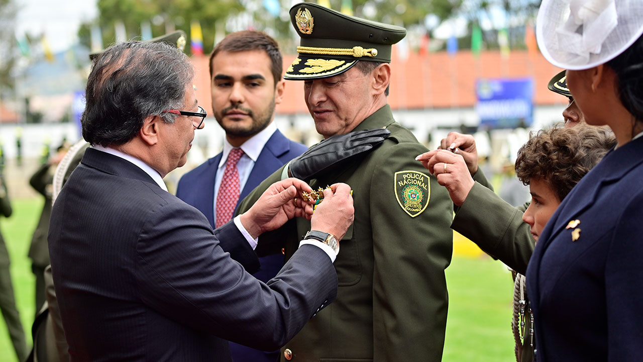 El Presidente Gustavo Petro impone la cuarta estrella al Director de la Policía, general William Salamanca.