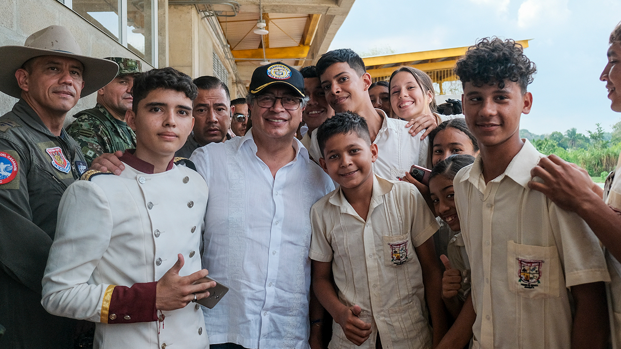 Presidente Gustavo Petro durante la entrega del megacolegio en Panamá de Arauca para más de 800 niñas y niños de la zona