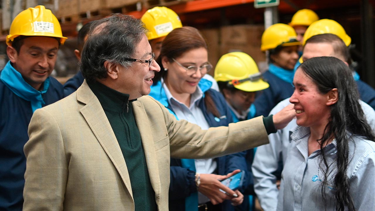 Presidente Gustavo Petro saludando a trabajadores en Zona Franca, Bogotá