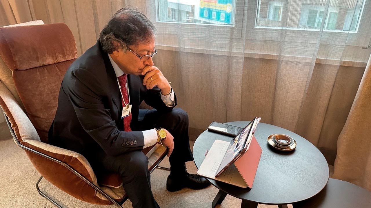 Presidente Petro en PMU por conexión virtual, desde Davos, Suiza