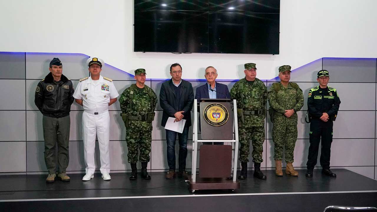 MinInterior y MinDefensa, en declaración en el Ministerio de Defensa, acompañados por altos mandos de Fuerzas Militares y Policí