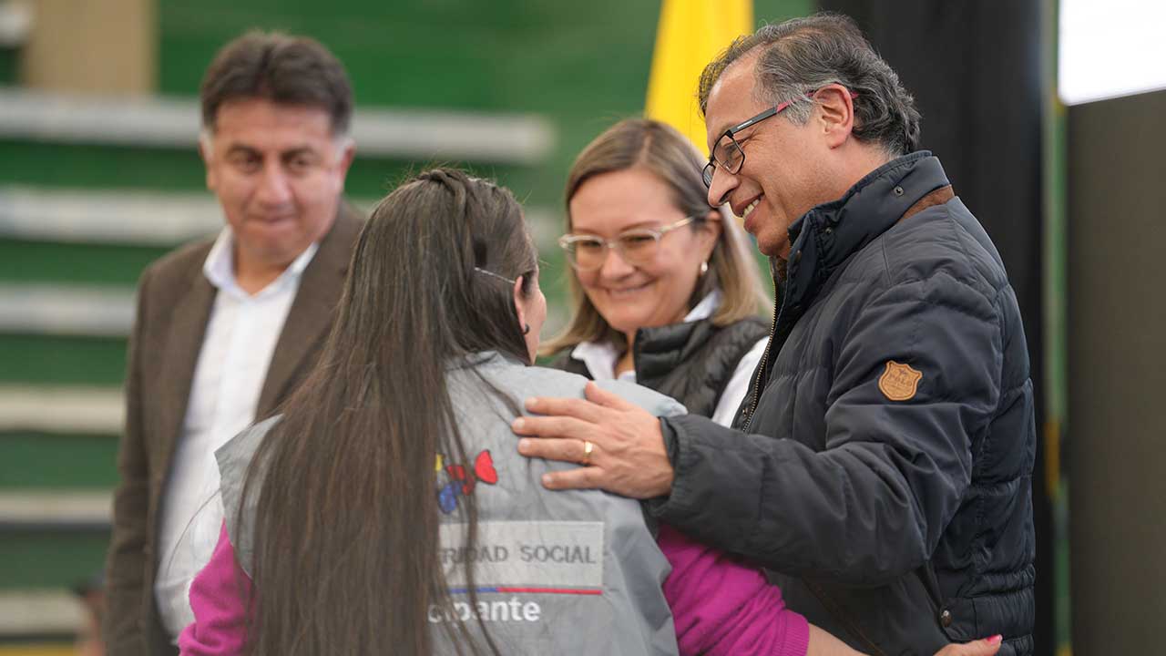 Presidente Gustavo Petro entregando primer kit de capitalización para los tenderos, en Pasto, Nariño