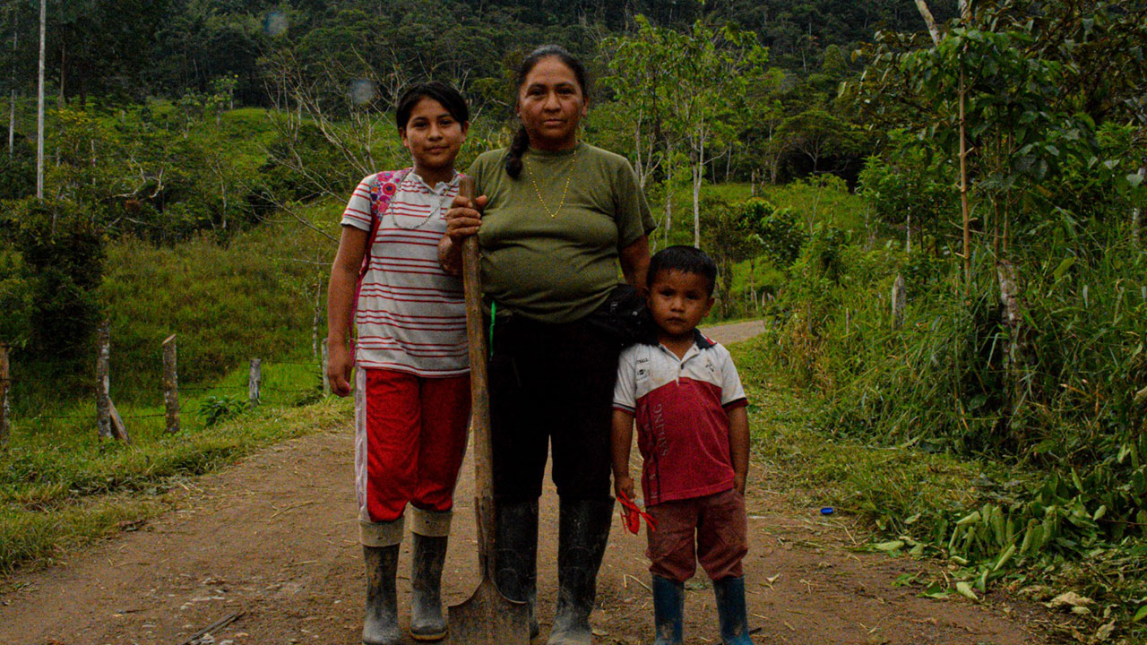 Familia beneficiaria de la Zona de Reserva Campesina La Tuna en el Cauca