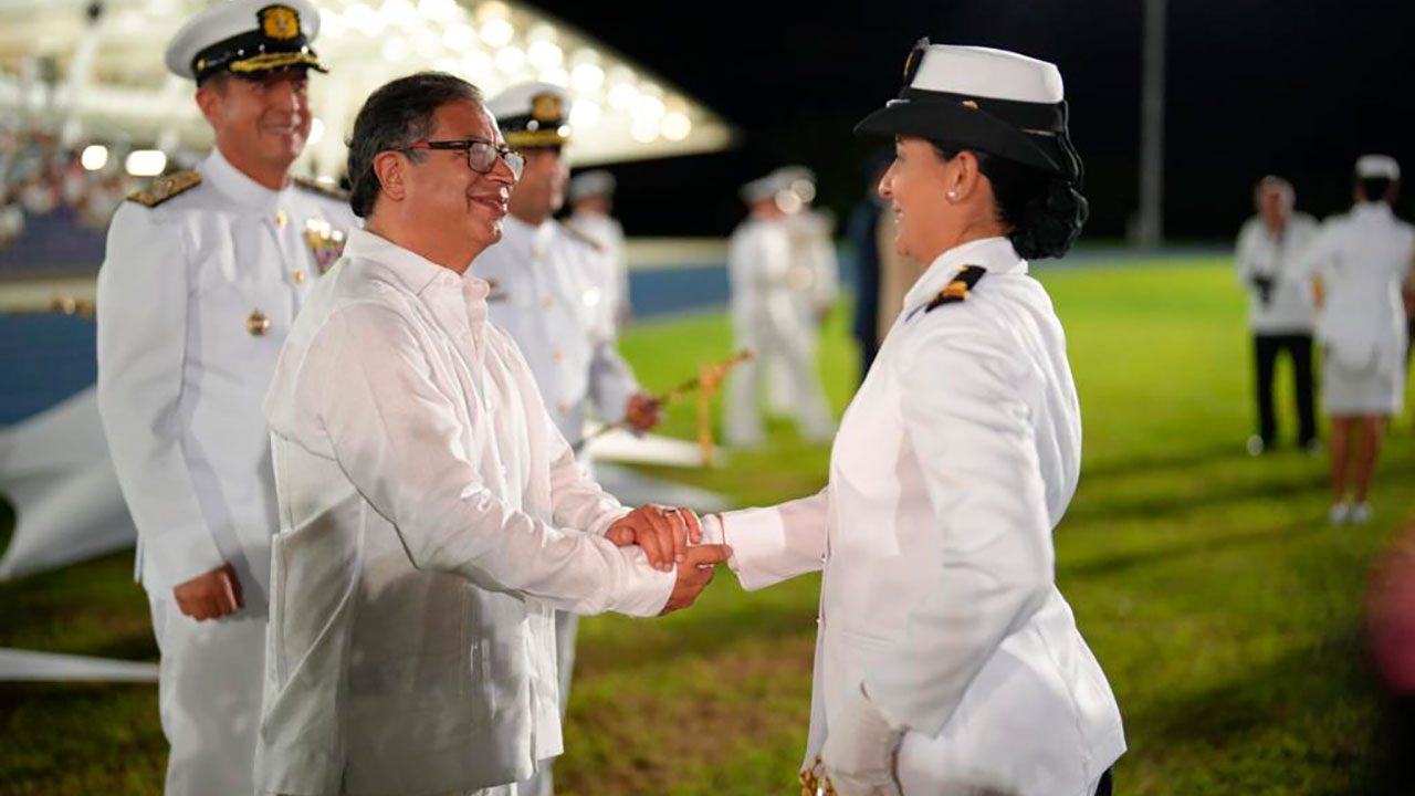 Presidente Gustavo Petro, en la ceremonia de ascenso a oficiales navales de la Armada Nacional