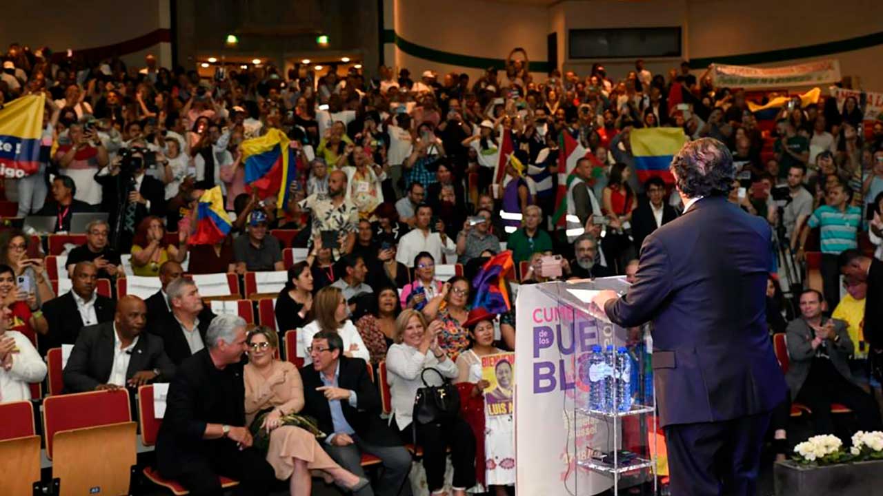 Presidente Gustavo Petro en la Cumbre de los Pueblos, en el Auditorio Nelson Mandela, Universidad Libre de Bruselas.