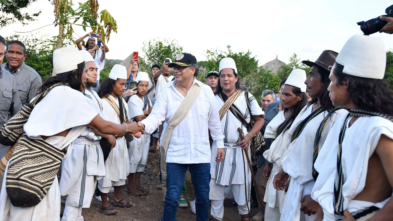Presidente Gustavo Petro saludando a integrantes de Pueblo Talanquera Jimain, Pueblo Bello, Cesar