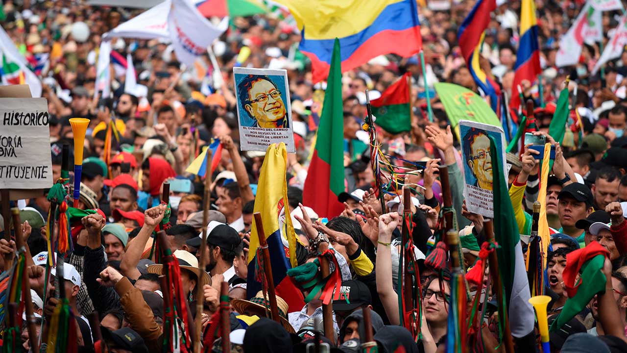 alt="Mandatario en la plaza de Bolívar, en el corazón de Bogotá, al dirigirse a los más de 40 mil asistentes a la movilización d