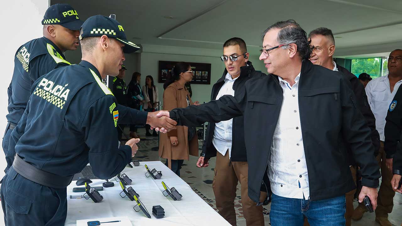 Presidente Gustavo Petro saludando a polícias durante el Consejo de Seguridad, en Bogotá