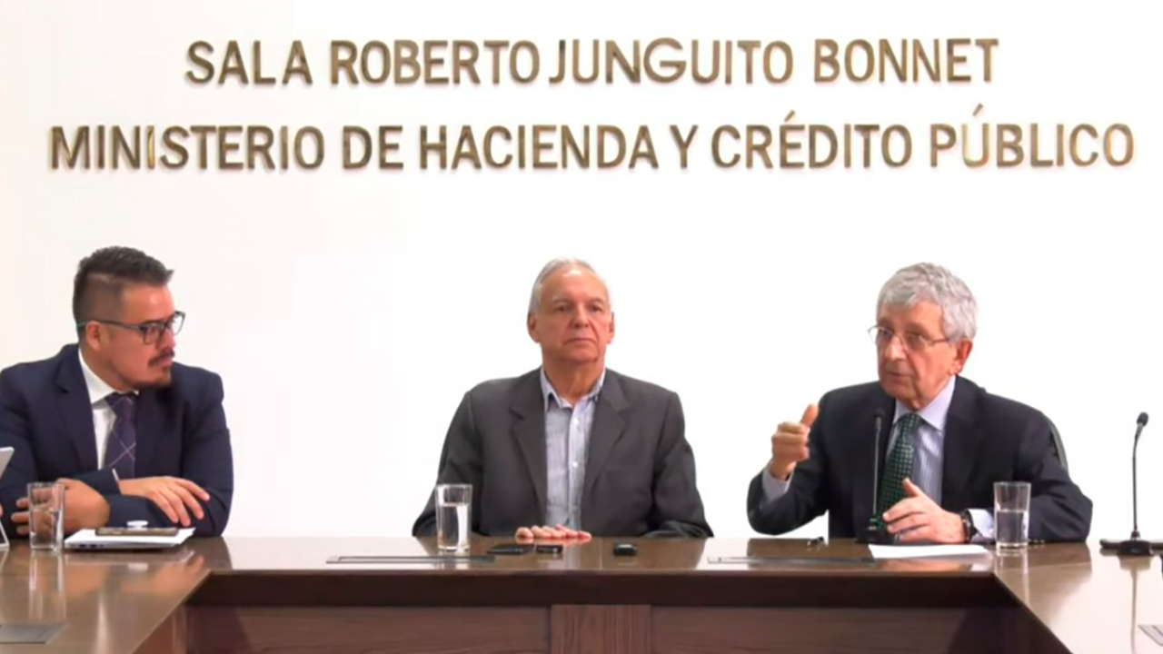 El Ministro de Hacienda, Ricardo Bonilla, y el presidente de la Cámara Colombiana de la Infraestructura, Juan Martín Caicedo, ex