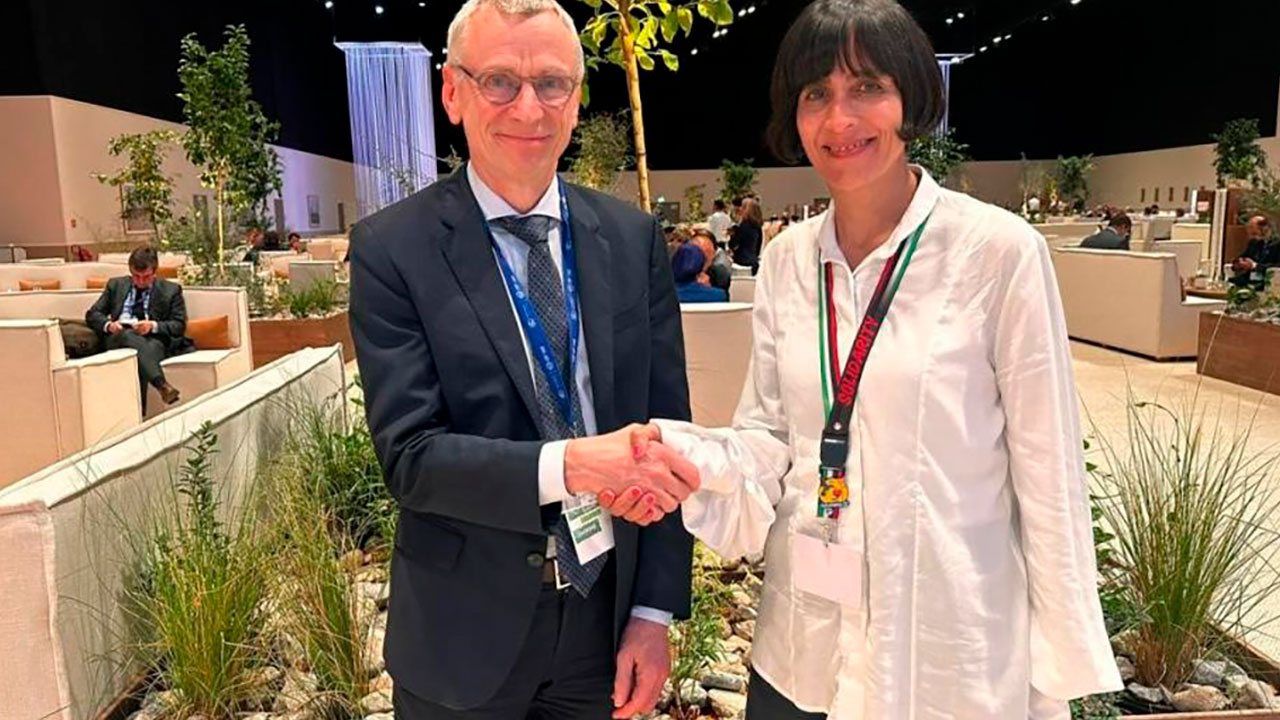 David Cooper, secretario ejecutivo del Convenio sobre Diversidad Biológica de la ONU saludando a la Ministra de Ambiente, Susana
