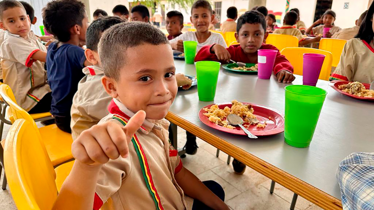 Niños en el comedor beneficiados con alimentación escolar, gracias al Programa de Alimentación Escolar (PAE)