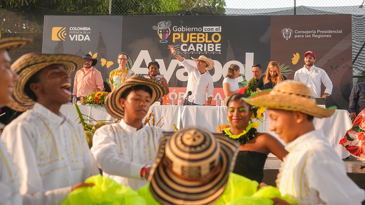 Acto cultural durante el durante el evento Gobierno del Cambio en Ayapel, Córdoba entrega tierra a mujeres campesinas 
