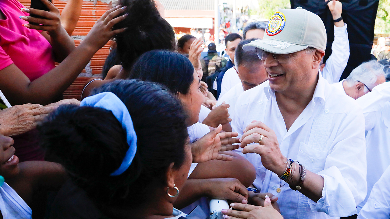 Comunidad de Cartagena recibiendo al Presidente Gustavo Petro
