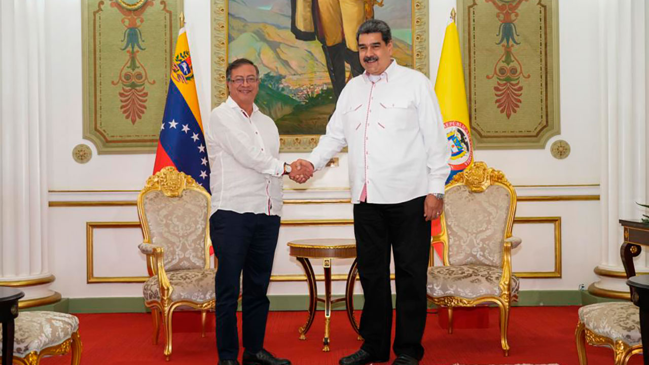 Presidente Gustavo Petro saludando al Presidente de la República Bolivariana de Venezuela, Nicolás Maduro
