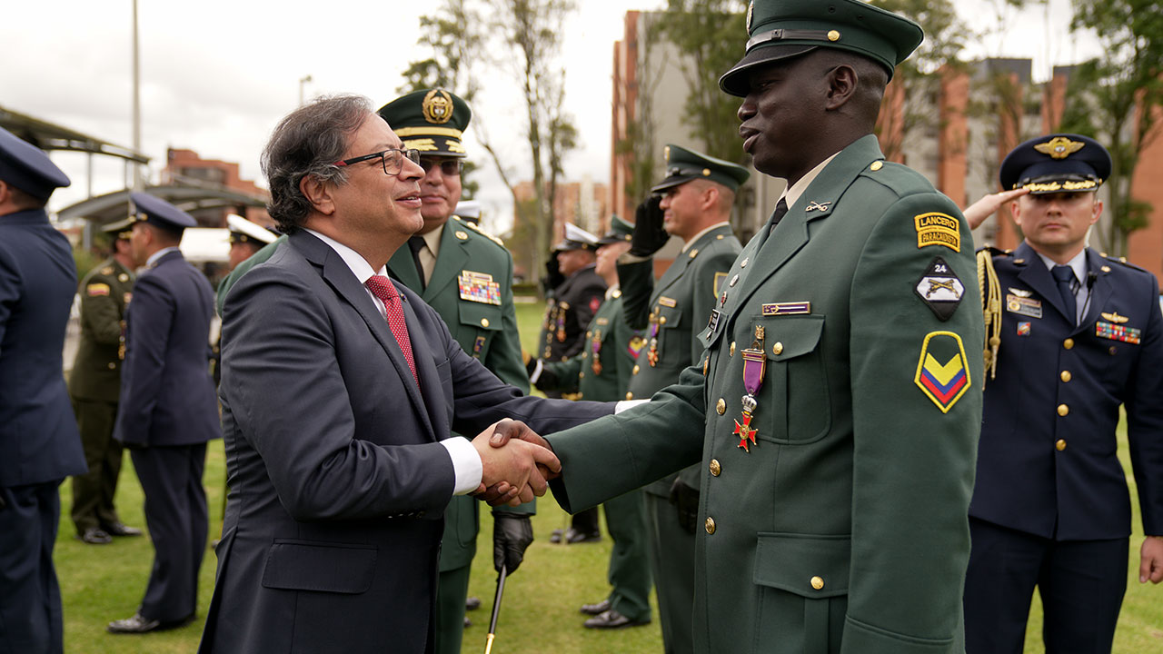 Petro condecorando a oficiales y suboficiales del Ejército, la Armada y la Fuerza Aérea Colombiana, en el Cantón Norte, de Bogot